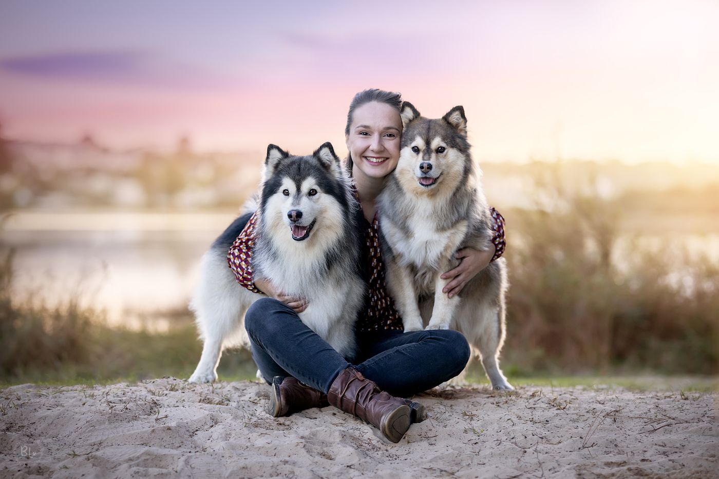 Mathilde entourée d’Onyxia et Ralph, ses deux Finnois de Laponie, sur la plage au coucher du soleil